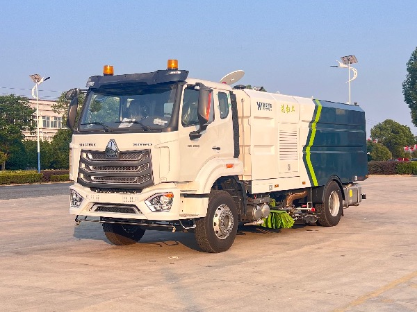 中國重汽湖北華威制造HOWO豪沃N系列18T洗掃車（海外版）